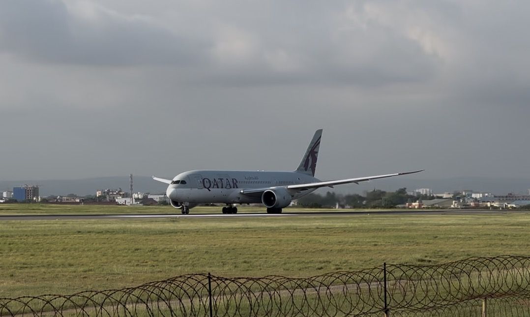 Qatar Airways 787 taking off, Accra